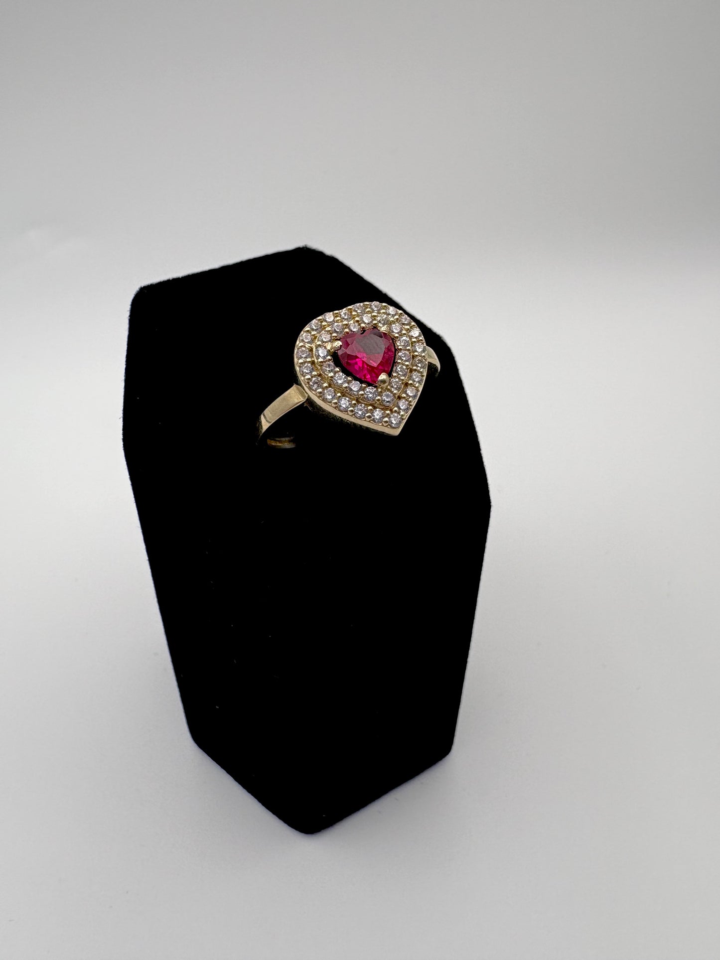 Heart ring / red stone size7 10k