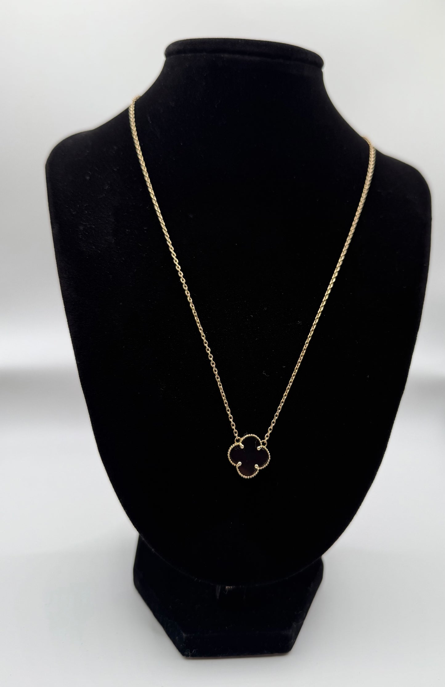 Fancy clover necklaces black