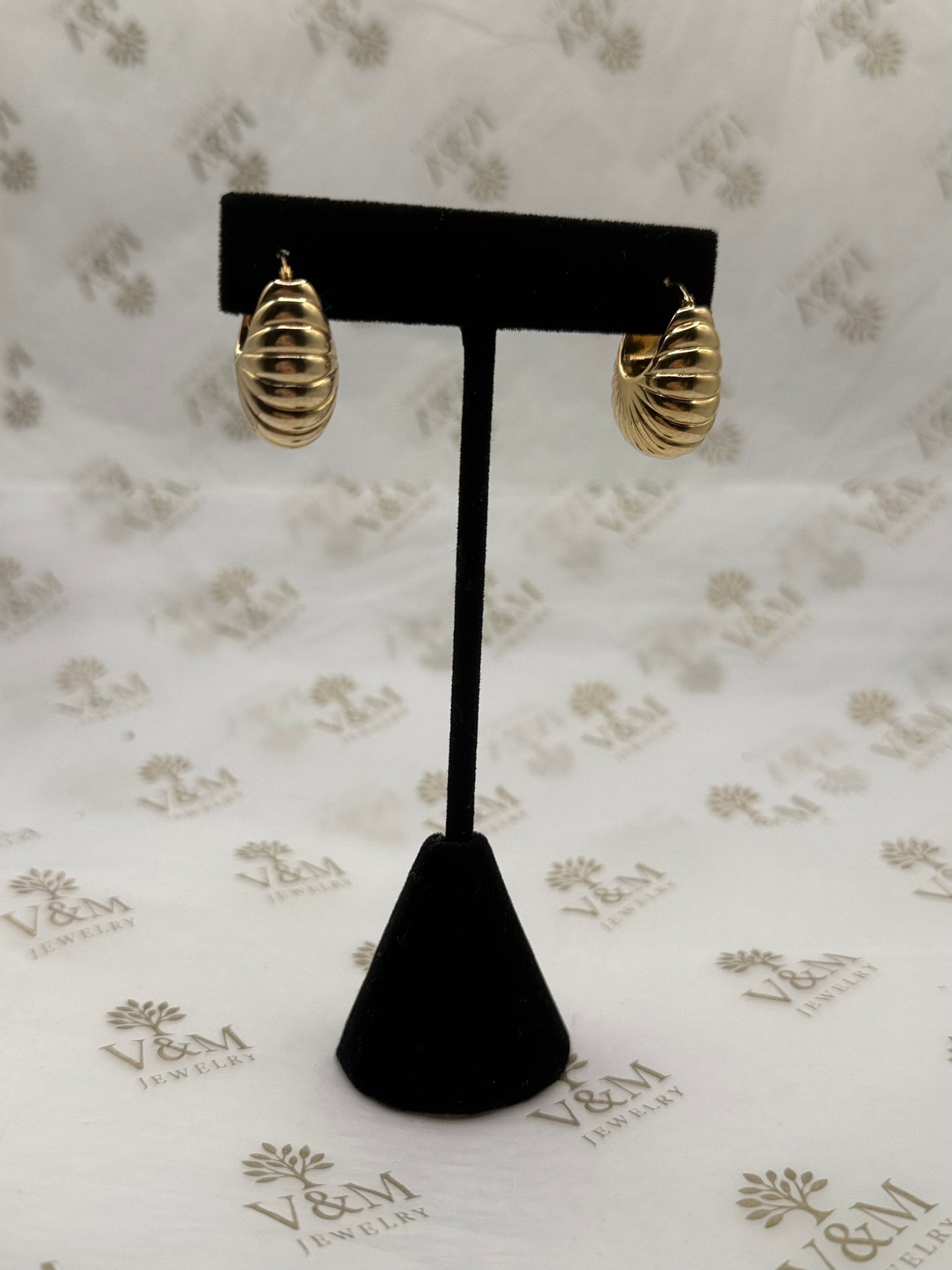 14k criaissant hoop