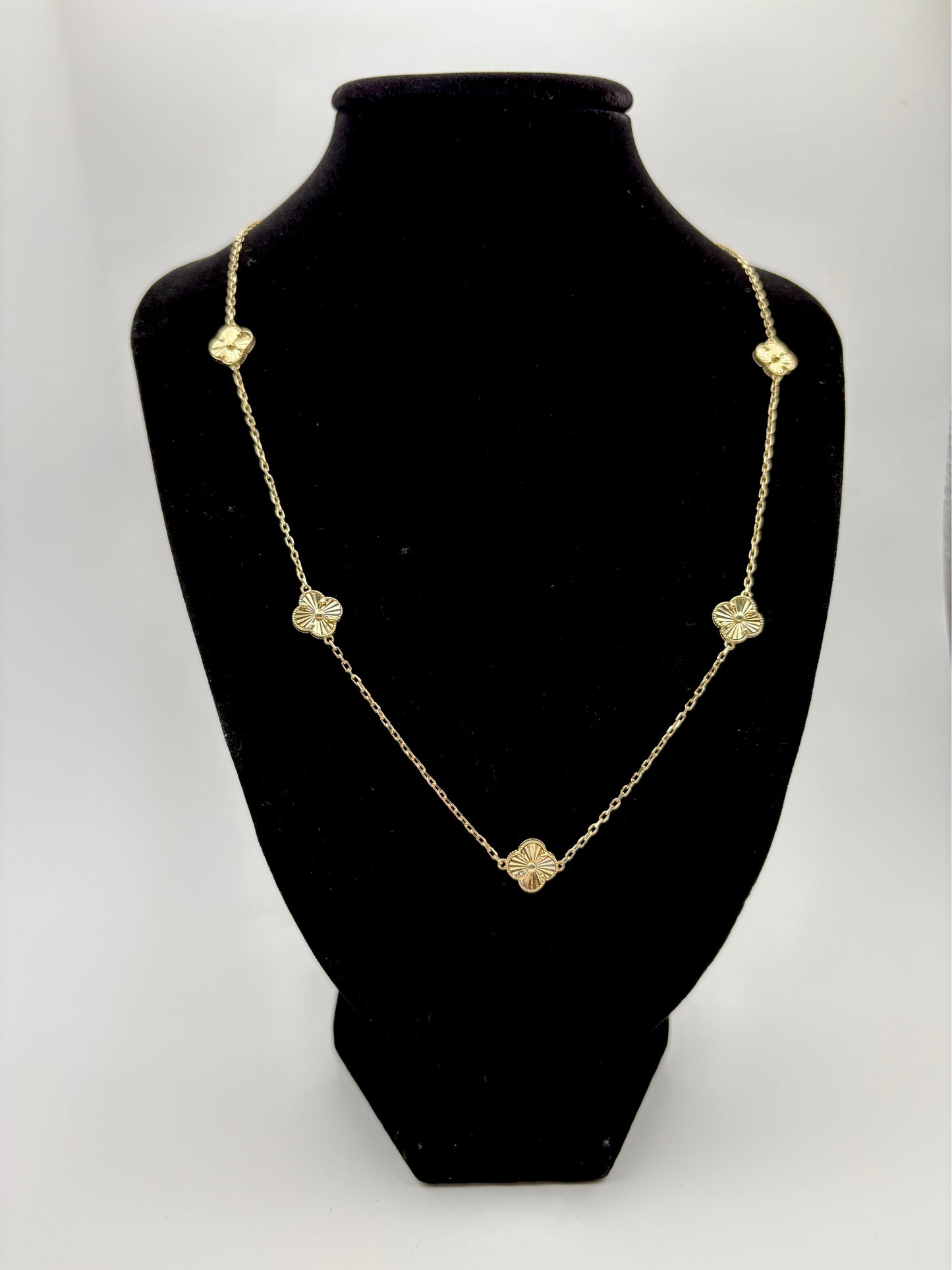 10k women’s necklace /5 clovers small 18”