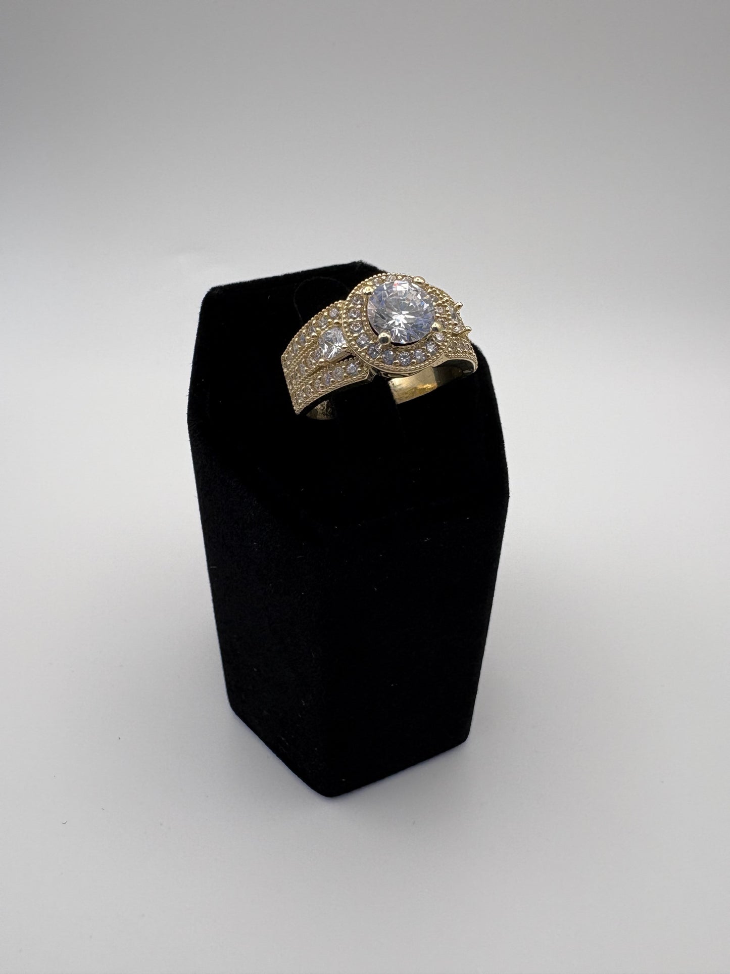 Women’s engagement ring / diamond 10k size 7