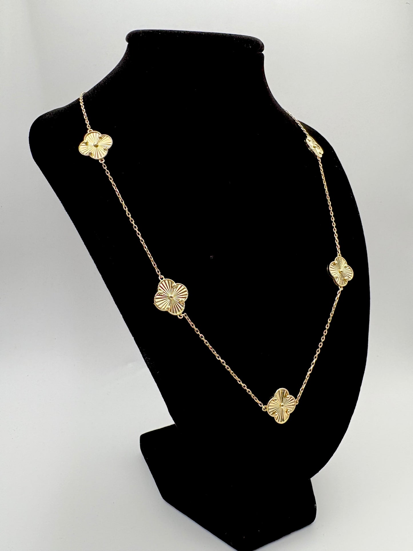 10k women’s necklace/5 clovers 18”