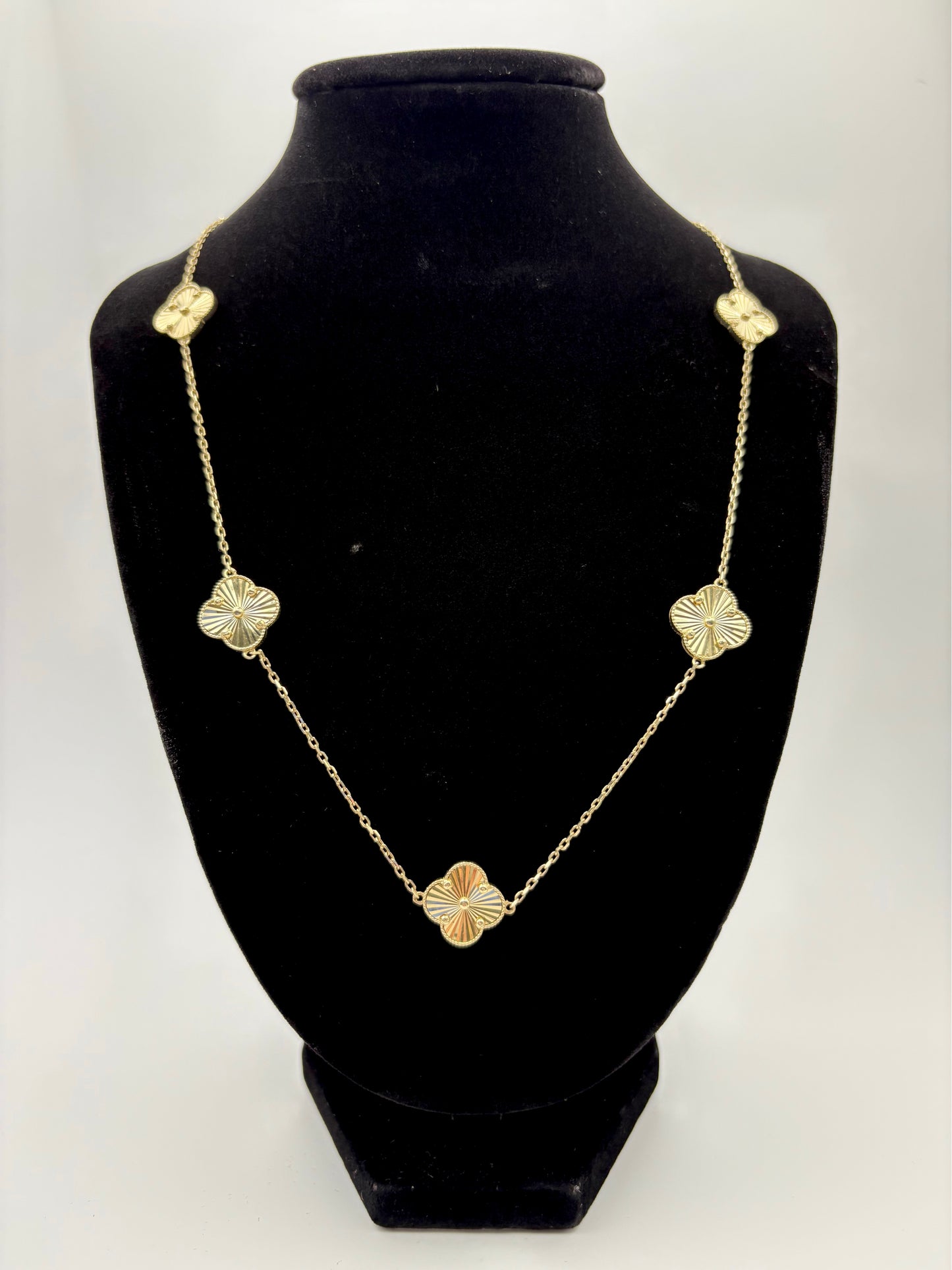 10k women’s necklace/5 clovers 18”