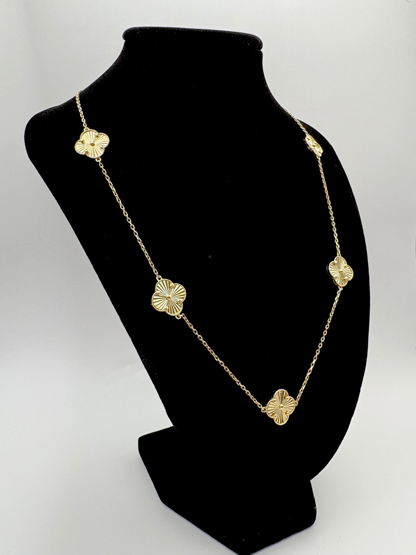 10k women’s necklace/5 clovers 18”