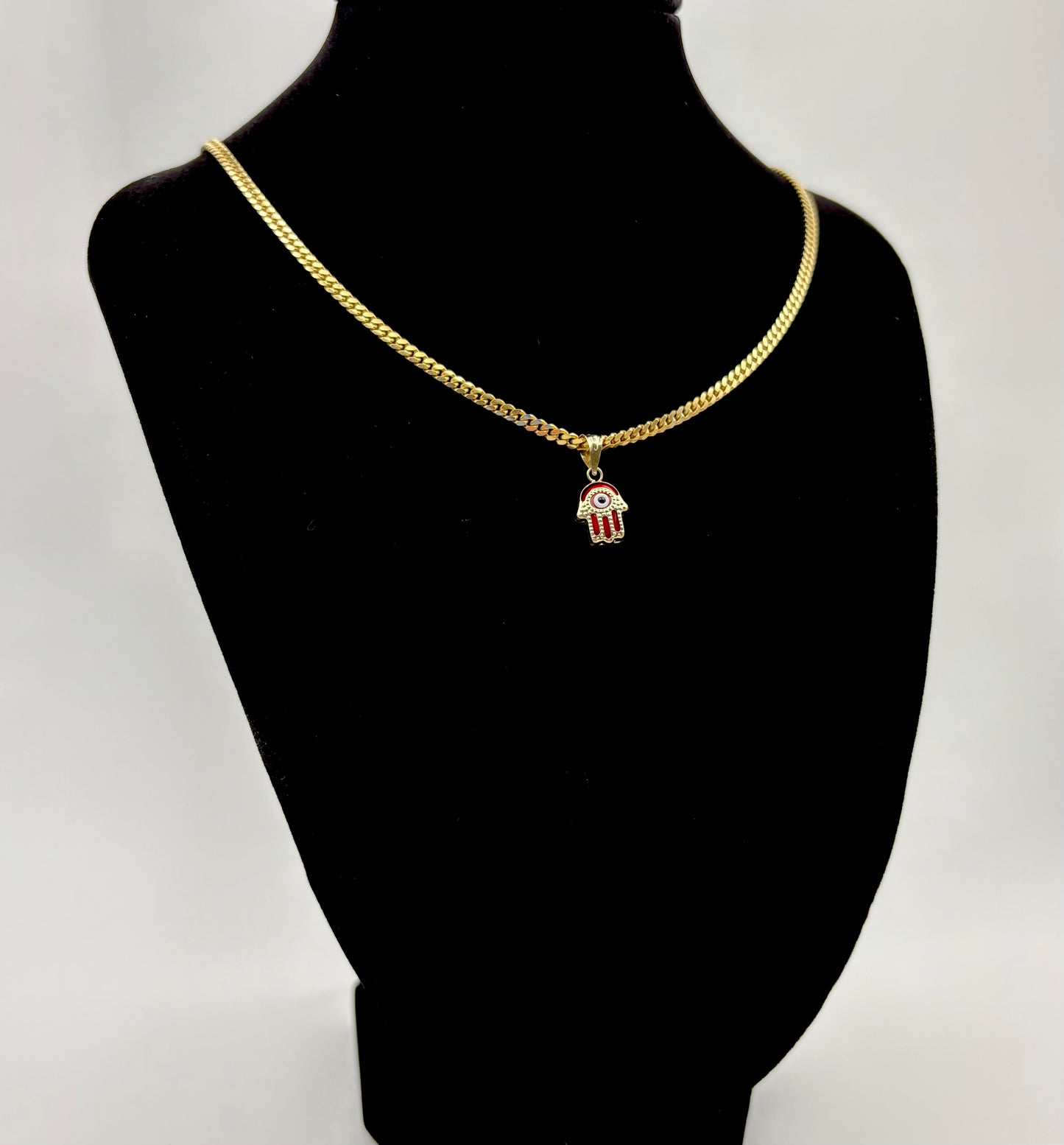 Red eyes hand pendant 10k